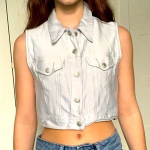 This is a white denim sleeveless jacket. It’s from GAP. The size is a medium.